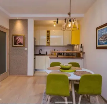 Kuhinja sa trpezarijom i modernim namještajem. - image 2