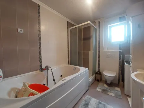 Potpuno opremljeno kupatilo sa kadom, tuš kabinom i sanitarijama. - image 15