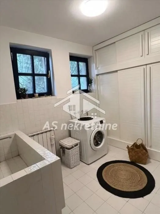 Izdavanje, kuća, 367m², Jajinci, Voždovac Sve Podlokacije