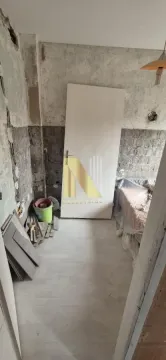 Prostorija u toku renoviranja sa građevinskim materijalom i nameštajem prekrivenim zaštitnom folijom. - image 10