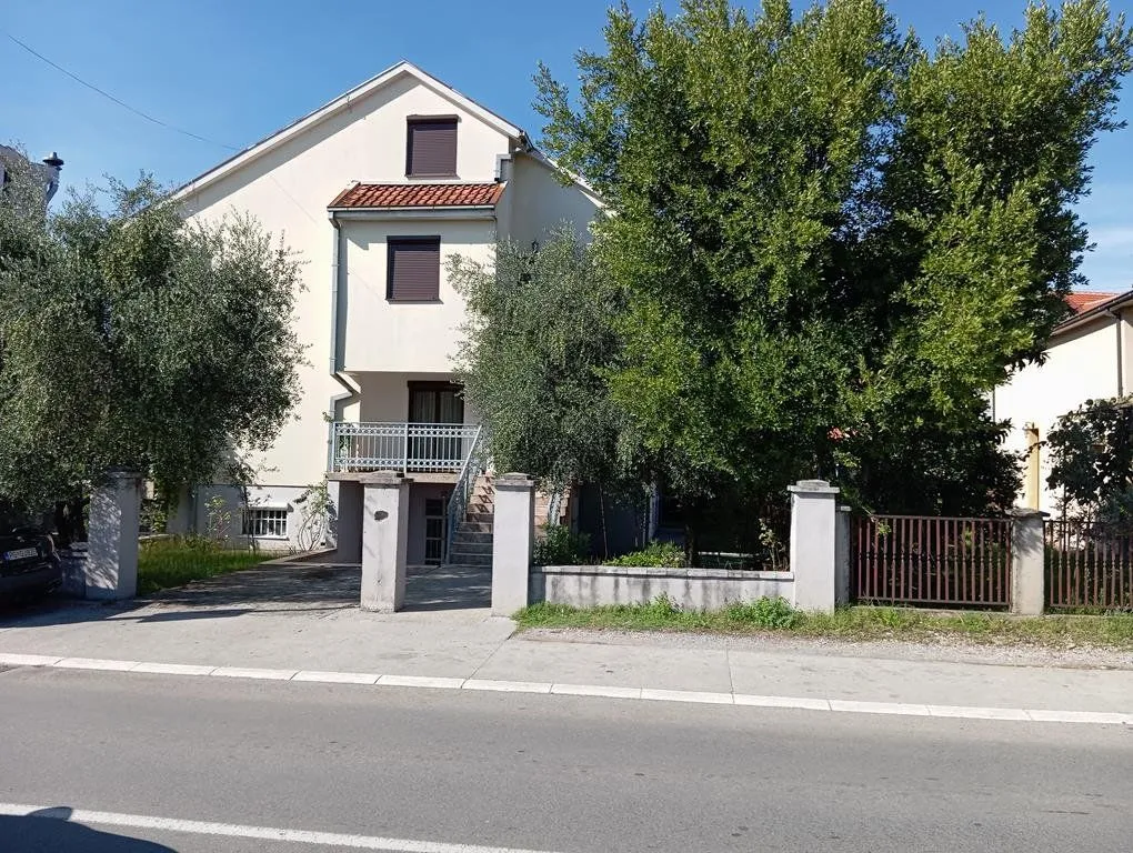 Rent, house, 250m², Gorica C, Podgorica