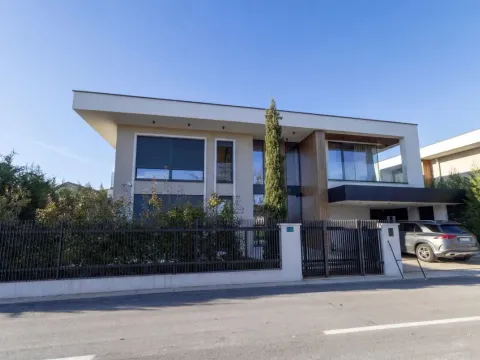 Prodaja, kuća, 250m², Gornja Gorica, Podgorica - image 1