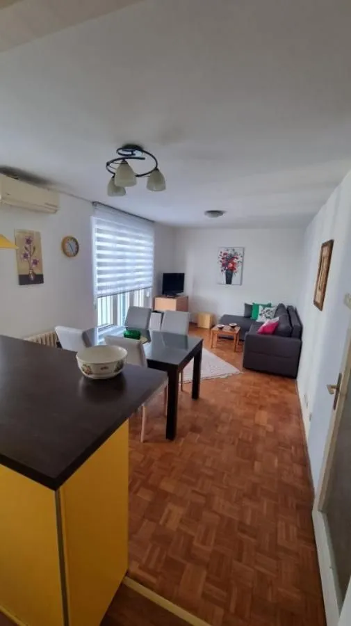 Izdavanje, trosoban stan, 70m², Centar, Novi Sad