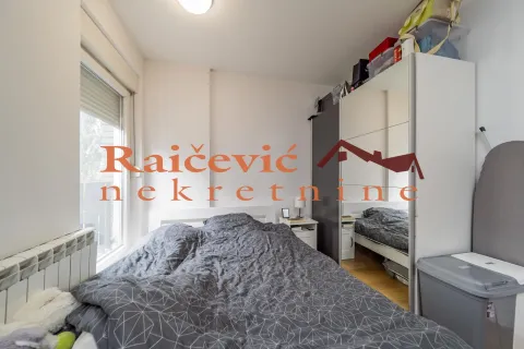Nameštena spavaća soba sa bračnim krevetom, garderoberom i prozorom. - image 6