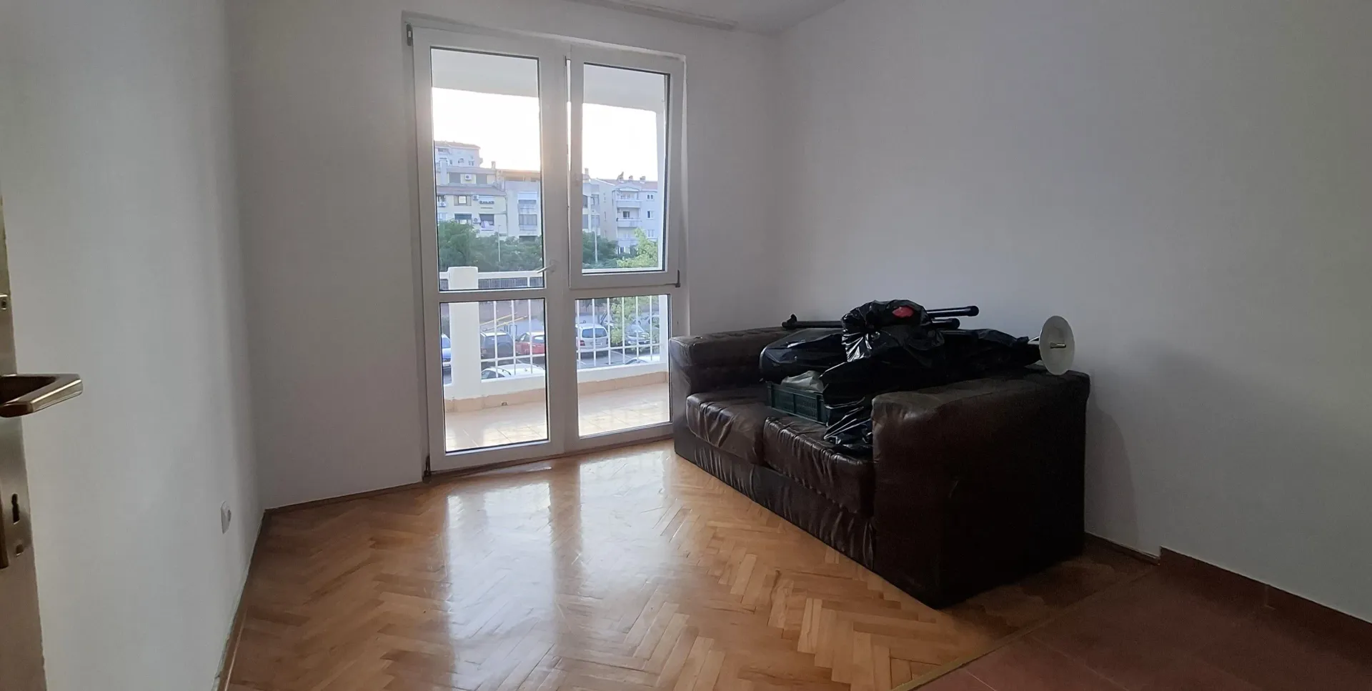 Izdavanje, dvosoban stan, 73m², Makedonsko naselje, Bar