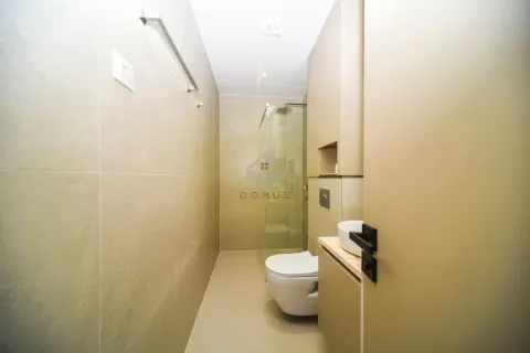 Savremeno opremljeno kupatilo sa tuš kabinom i ugradnim elementima. - image 5