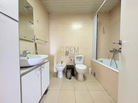 Pogled na opremljeno kupatilo sa kadom, umivaonikom i toaletnim elementima. - image 4