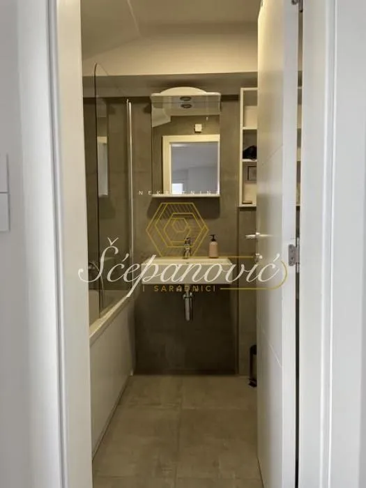 Prodaja, četvorosoban stan, 78m², Centar, Novi Sad