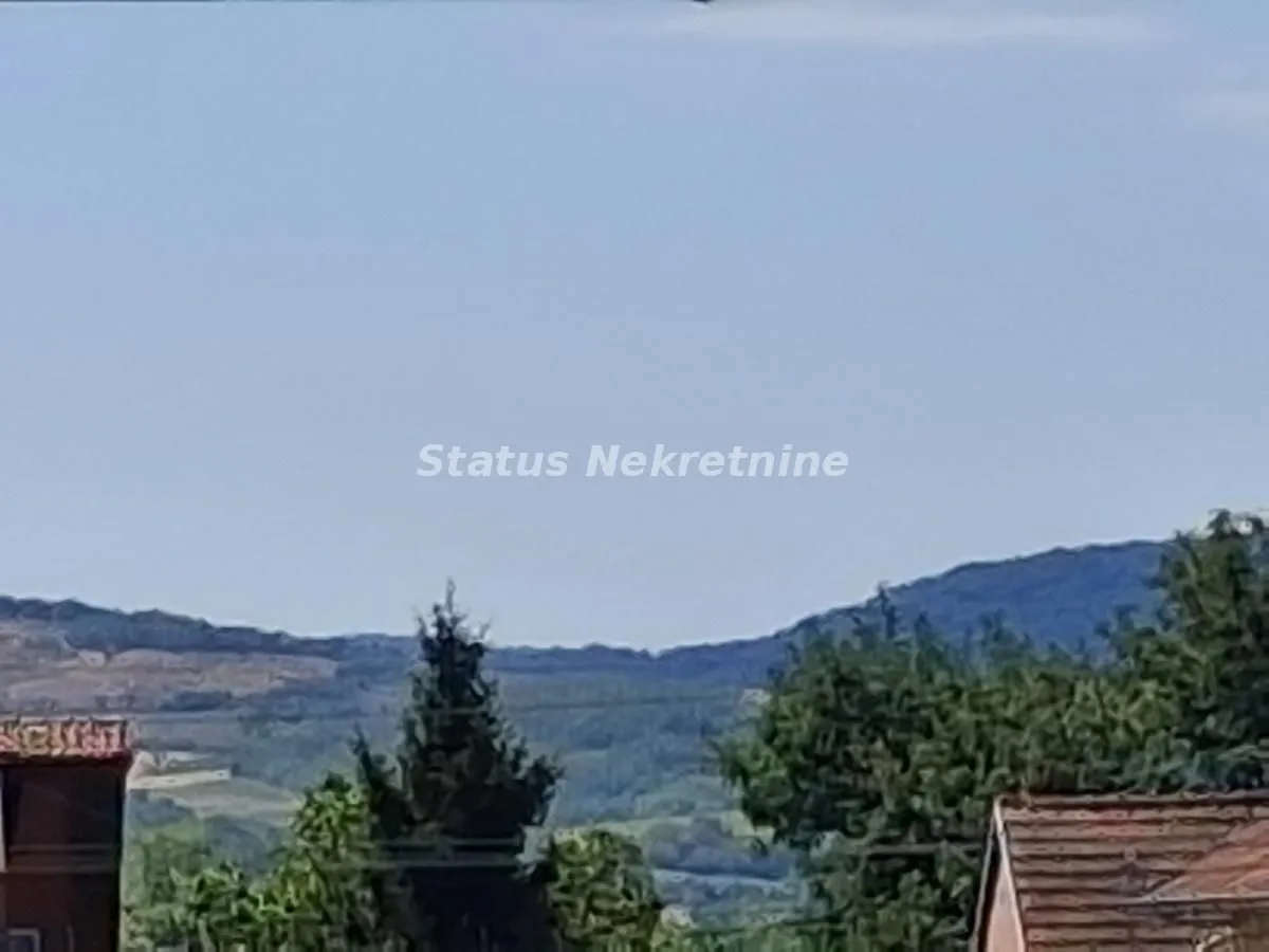 Pogled na okolnu prirodu i brda sa nekretnine.