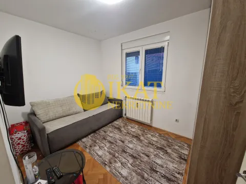 Manja dnevna soba sa kaučem, televizorom i prozorom. - image 5