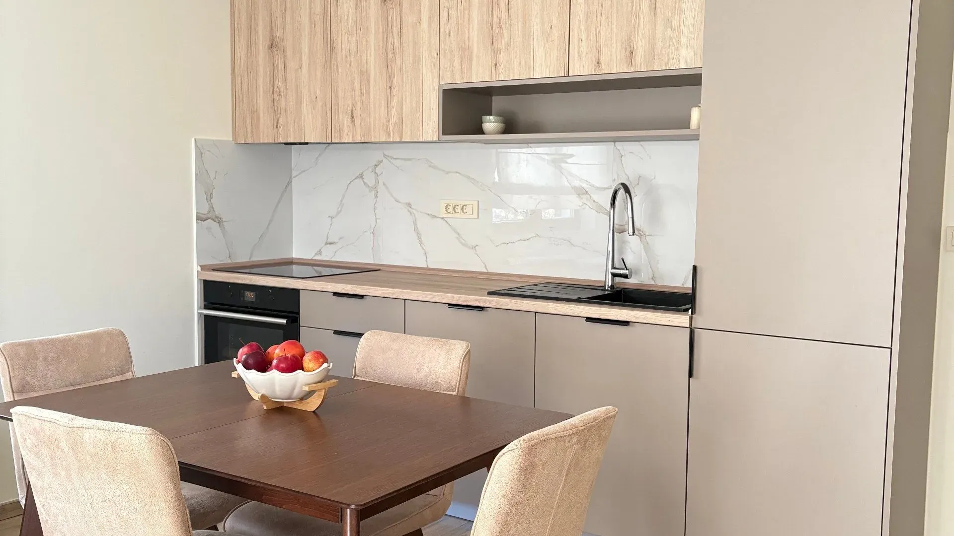 Izdavanje, jednosoban stan, 50m², Tivat, Crna Gora