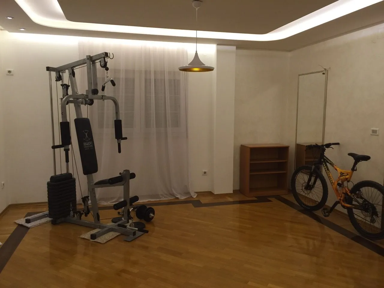 Izdavanje, kuća, 320m², Gornja Gorica, Podgorica