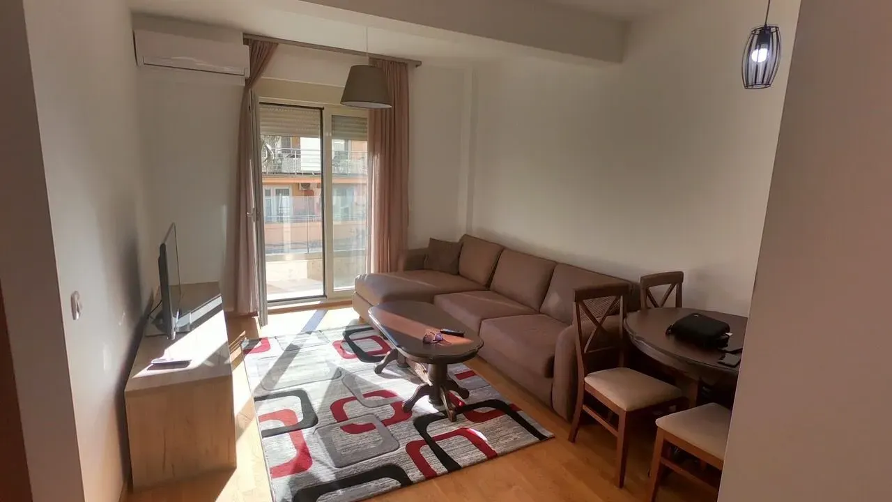 Izdavanje, dvosoban stan, 52m², Budva, Crna Gora