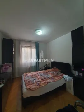 Nameštena spavaća soba sa bračnim krevetom, ormarima i prozorom. - image 2