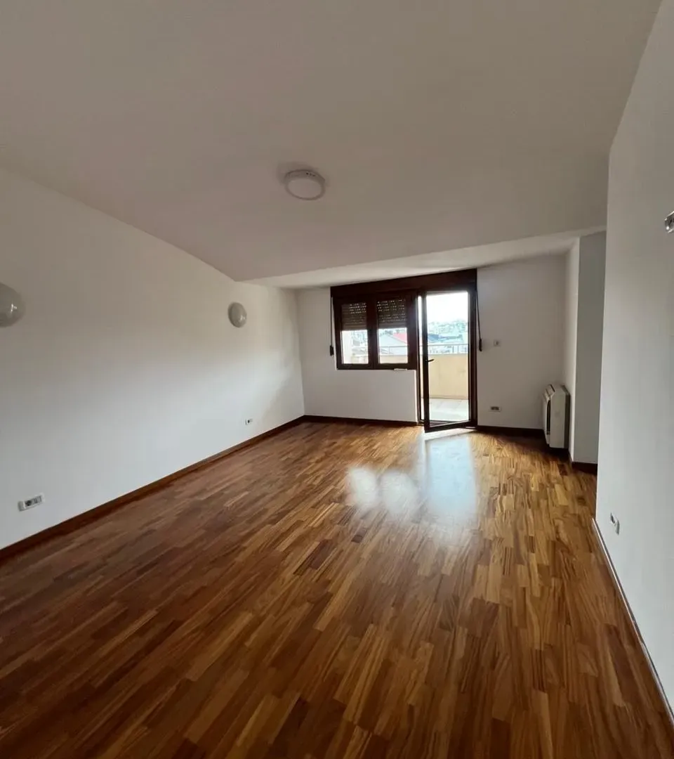 Izdavanje, četvorosoban stan, 200m², Preko Morače, Podgorica