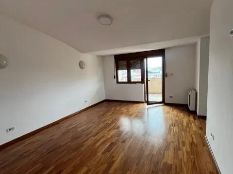 Izdavanje, četvorosoban stan, 200m², Preko Morače, Podgorica - image 4