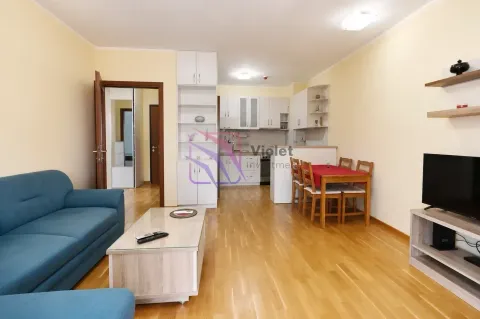 Dnevna soba sa garniturom, TV-om, trpezarijom i kuhinjom u pozadini. - image 2