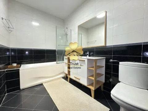 Moderno opremljeno kupatilo sa kadom, umivaonikom i wc šoljom. - image 8