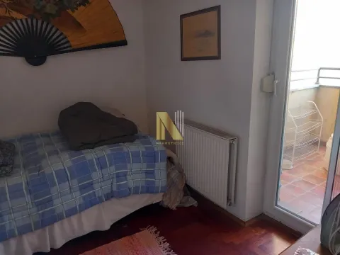 Manja spavaća soba sa krevetom i izlazom na terasu. - image 12