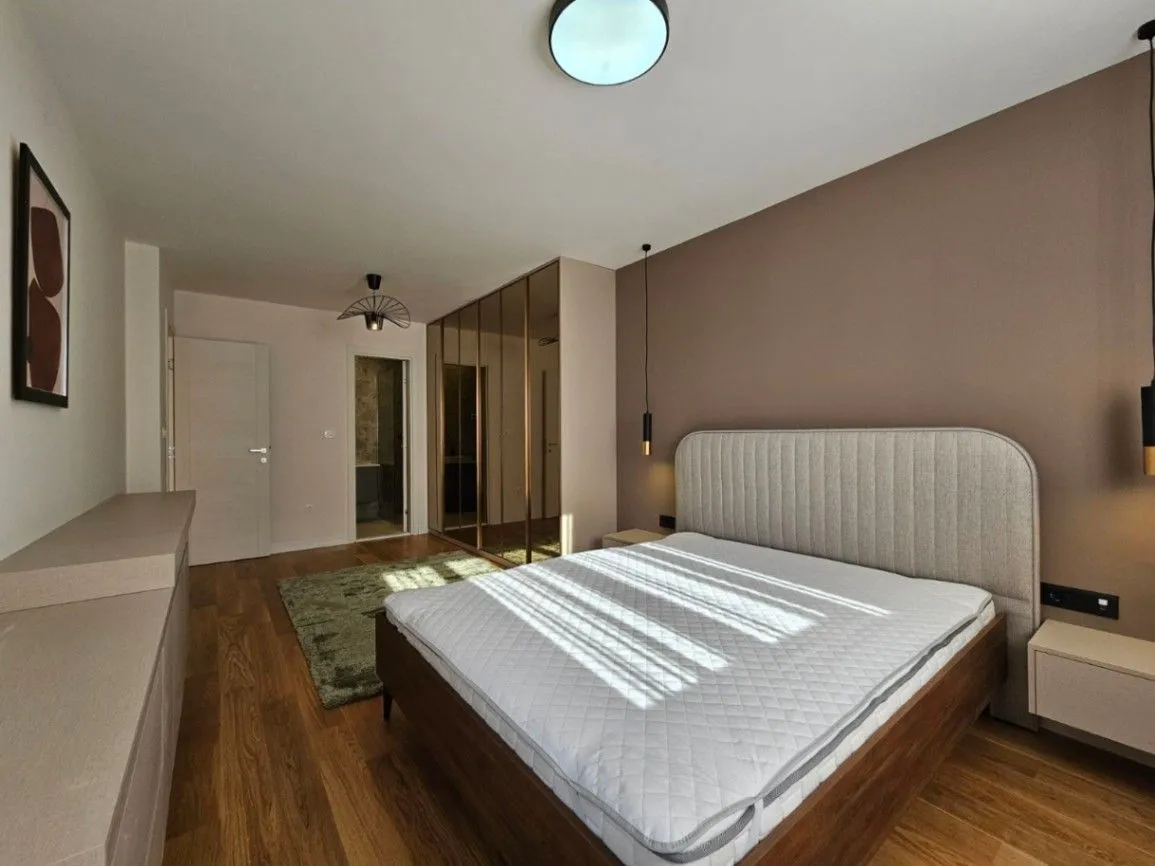Izdavanje, dvosoban stan, 110m², Central Point, Podgorica