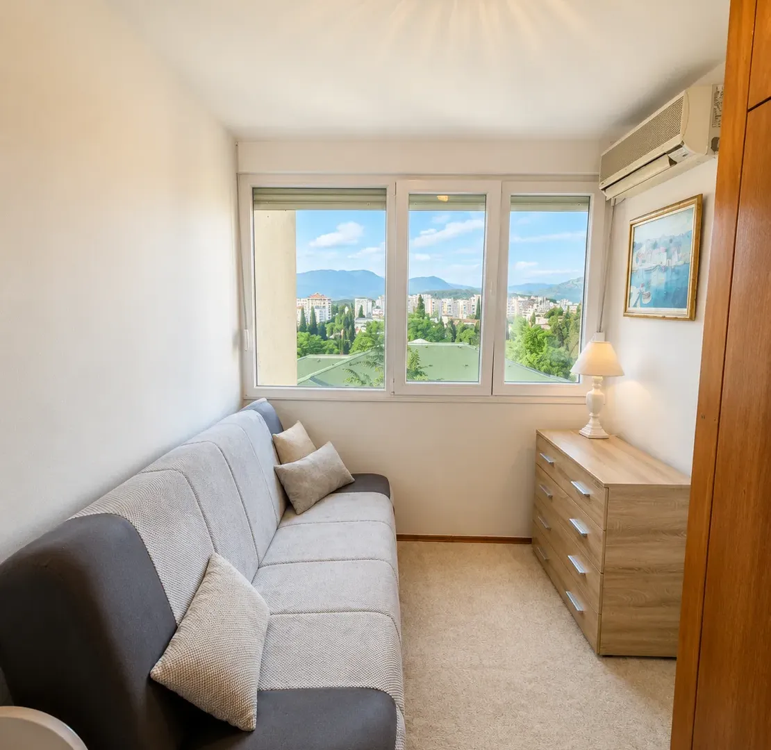 Izdavanje, dvosoban stan, 70m², Pobrežje, Podgorica