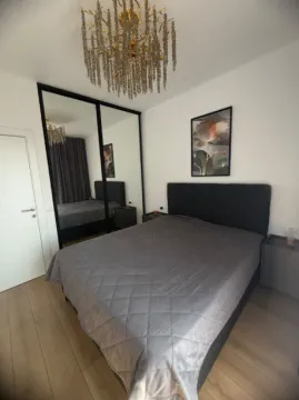 Moderna spavaća soba sa bračnim krevetom, velikim ogledalom i ukrasnim lusterom. - image 8