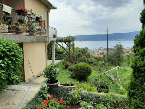 Uređeno dvorište kuće sa prelijepim pogledom na more. - image 3