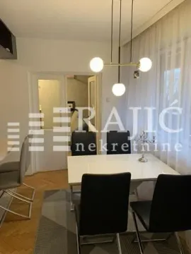 Trpezarija sa stolom, stolicama i modernim lusterom. - image 5