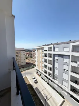 Pogled sa terase na okolne stambene zgrade i ulicu. - image 13