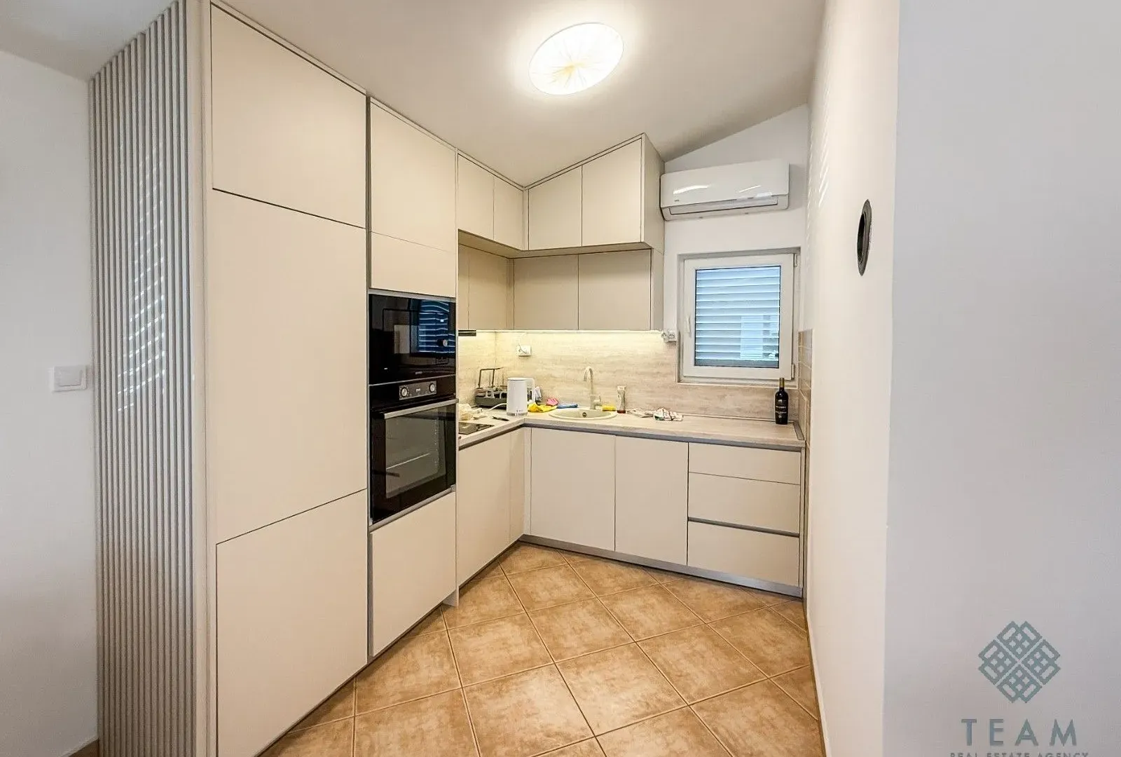Izdavanje, kuća, 300m², Masline, Podgorica