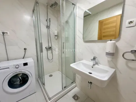 Moderne kupatilo sa tuš kabinom, umivaonikom i veš mašinom. - image 10