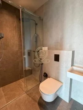 Moderno opremljeno kupatilo sa tuš kabinom i ugradnom šoljom. - image 4