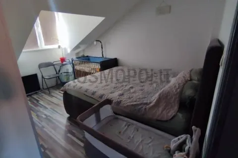Spavaća soba sa bračnim krevetom i dečijim krevecem. - image 11