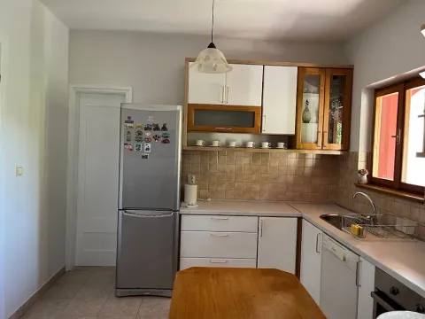 Izdavanje, kuća, 200m², Tološi, Podgorica - image 2