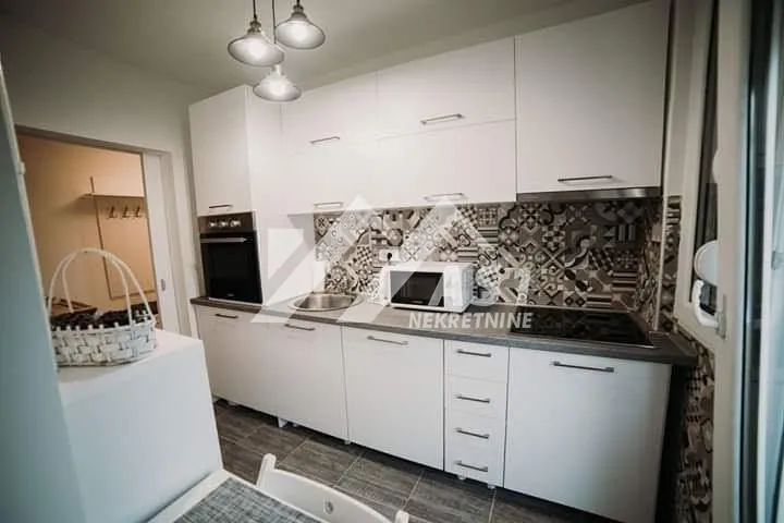 Izdavanje, dvosoban stan, 50m², Centar, Novi Sad