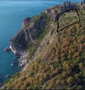Pogled iz vazduha na lokaciju parcele na obali mora. - image 2