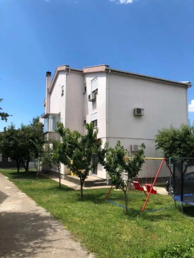 Izdavanje, dvosoban stan, 115m², Tološi, Podgorica