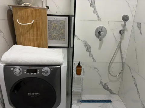 Moderne kupatilo sa tuš kabinom i veš mašinom. - image 3