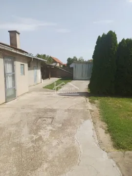 Pogled na dvorište sa pomoćnim objektima i betoniranim prilazom. - image 19