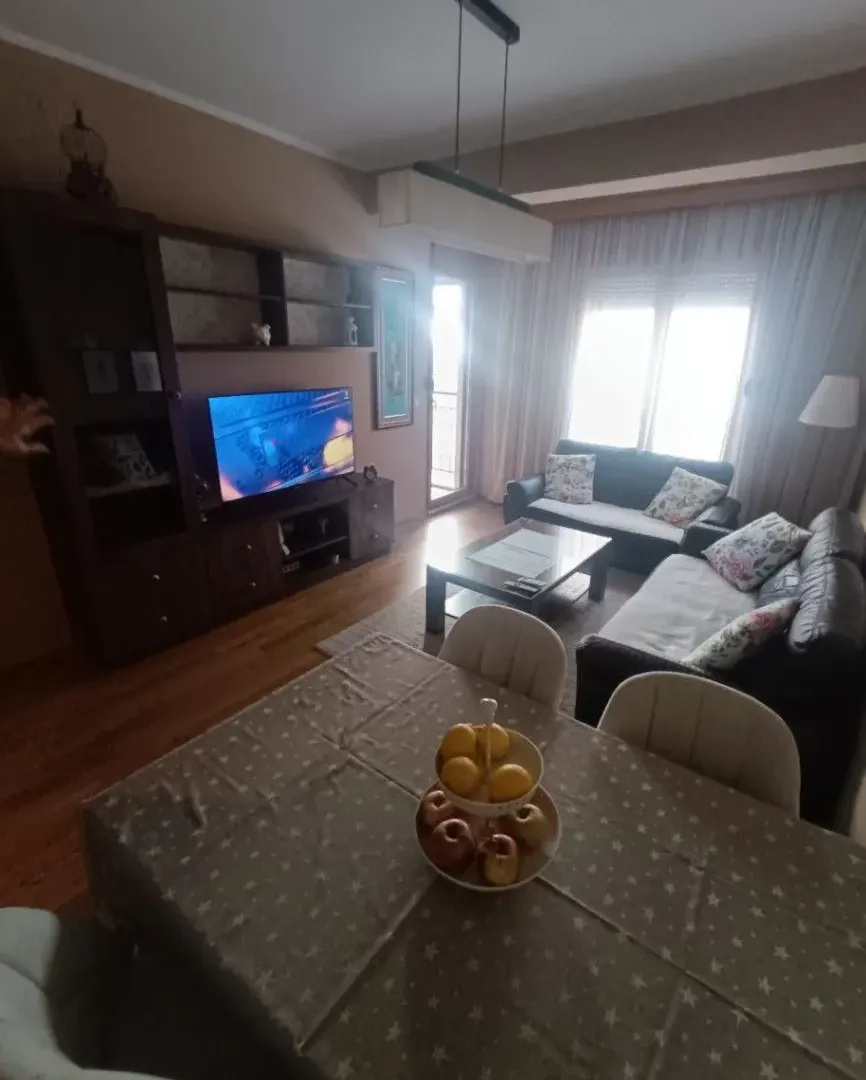 Dnevna soba sa trpezarijom i garniturom za sjedenje.