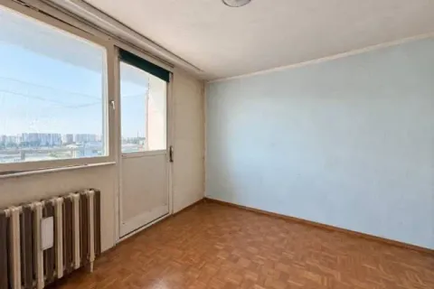 Prazna soba sa parketom, radijatorom i izlazom na terasu. - image 5