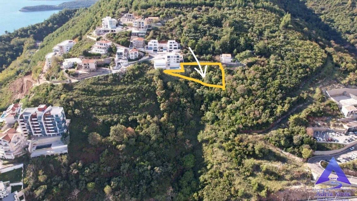 Pogled iz vazduha sa označenom lokacijom parcele na obronku brda.