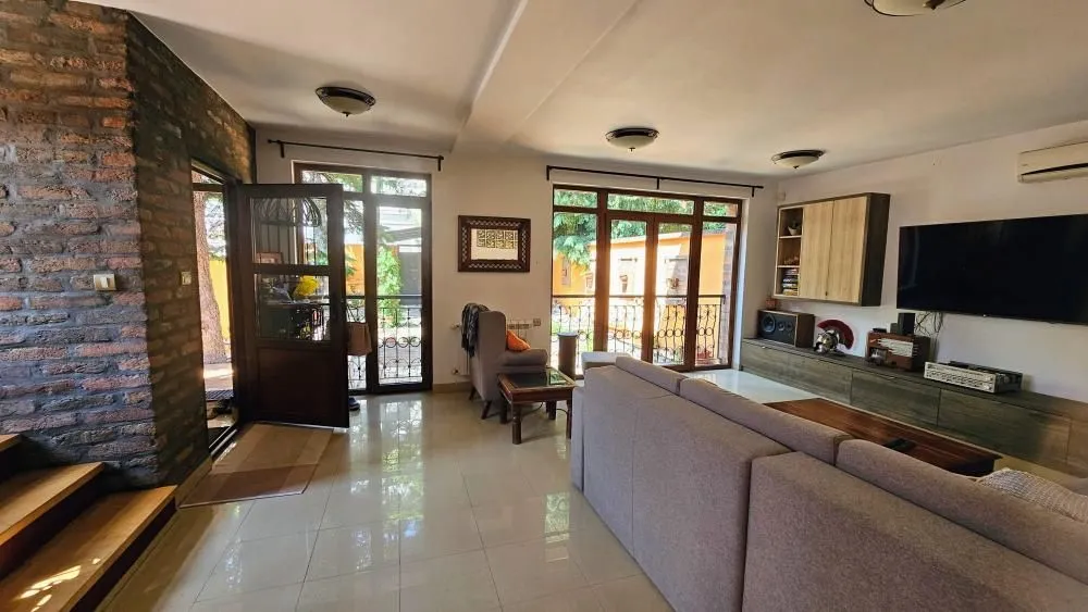 Izdavanje, kuća, 180m², Kalenić Pijaca, Vračar Sve Podlokacije