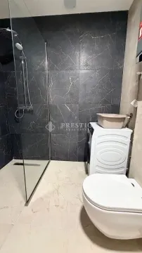 Moderno opremljeno kupatilo sa tuš kabinom i veš mašinom. - image 10