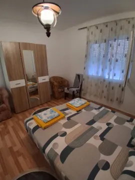 Furnished bedroom with a double bed and a wardrobe. - image 4