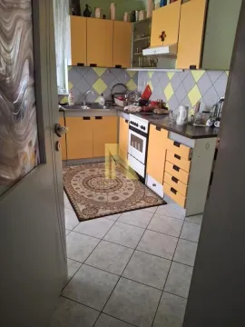 Manja kuhinja sa žutim elementima i šporetom. - image 7