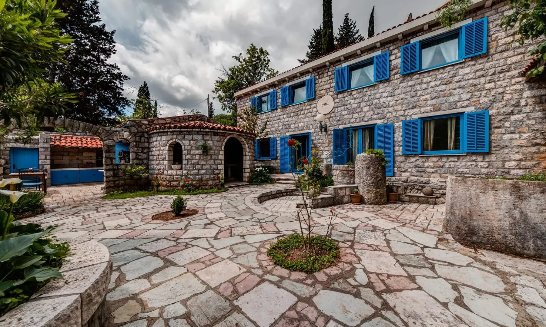 Izdavanje, kuća, 200m², Kotor, Crna Gora
