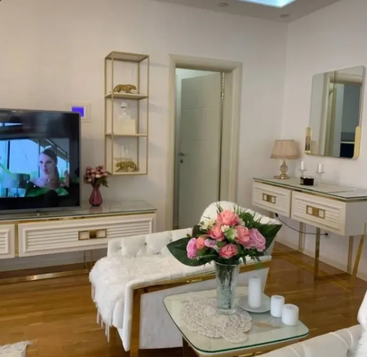 Izdavanje, trosoban stan, 200m², Bečići, Budva