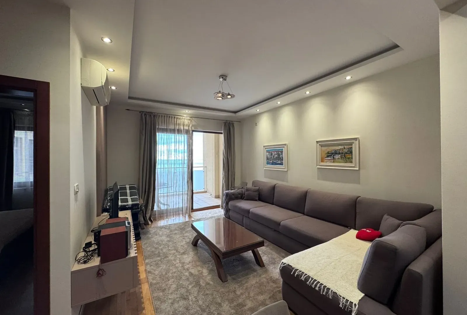 Rent, one bedroom apartment, 70m², Bečići, Budva