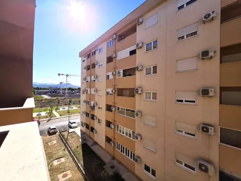 Pogled sa terase na susjednu stambenu zgradu i ulicu. - image 10